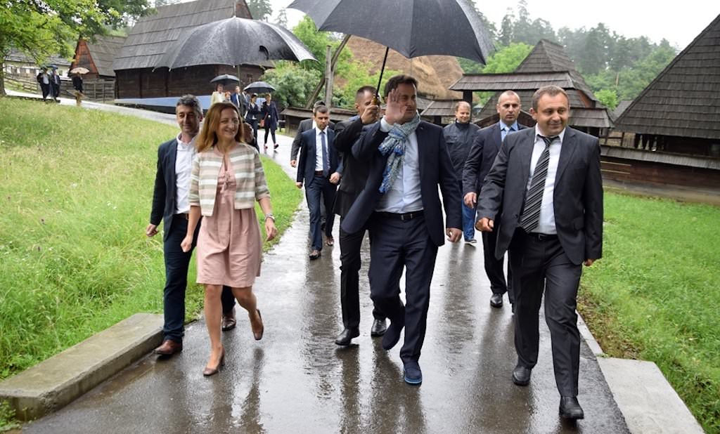 foto - premierul luxemburghez în vizită la muzeul în aer liber din dumbrava sibiului