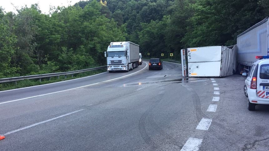 update - valea oltului blocată aproape o oră la boița. s-a stricat un tir