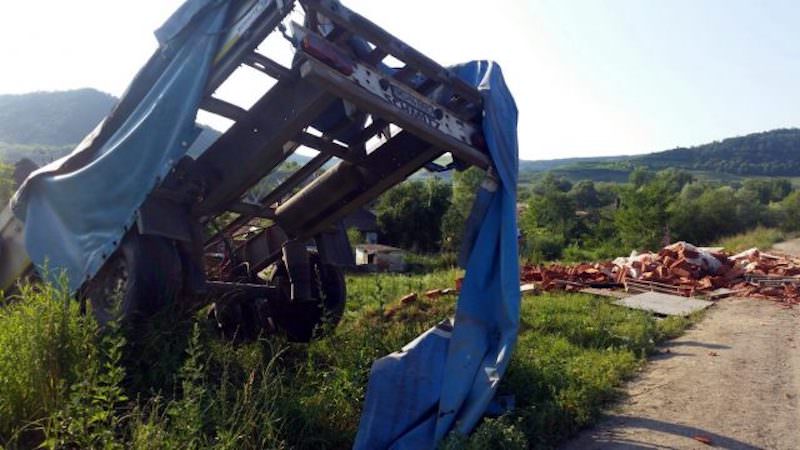 foto - camion cu țiglă răsturnat pe dn14. șoferul era mort de beat