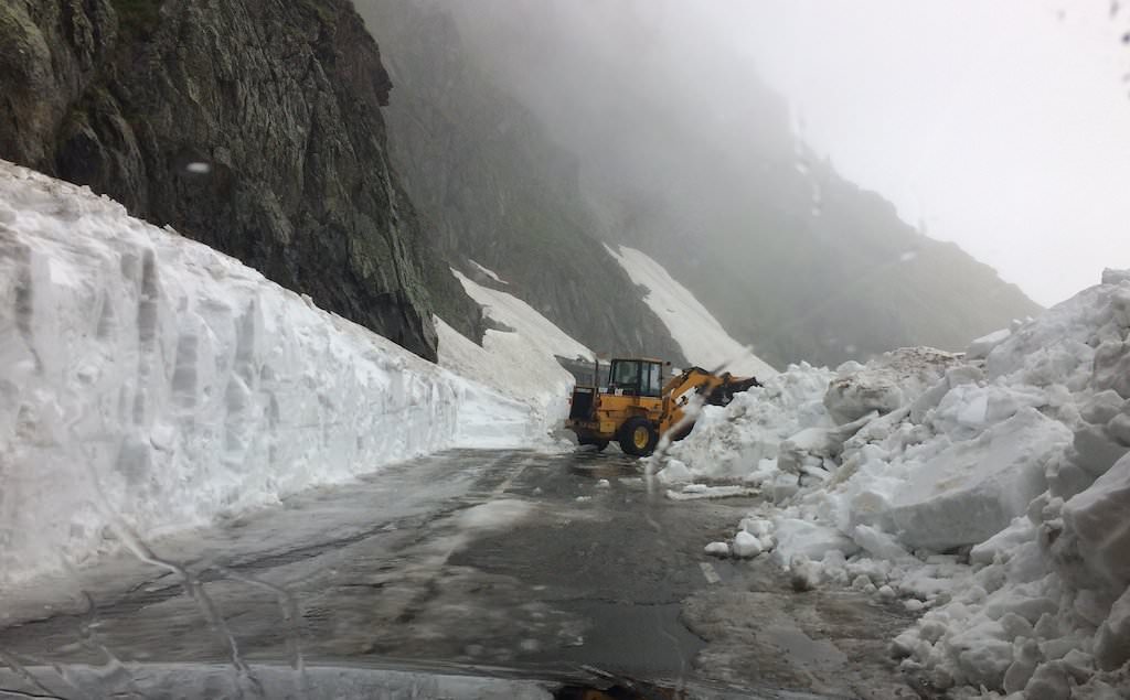 foto - continuă lucrările pentru deschiderea transfăgăraşanului. sunt aproape gata