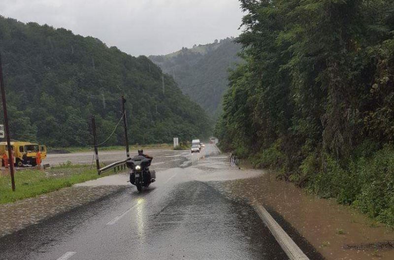 foto - inundații pe valea oltului. dn7 acoperit de apă