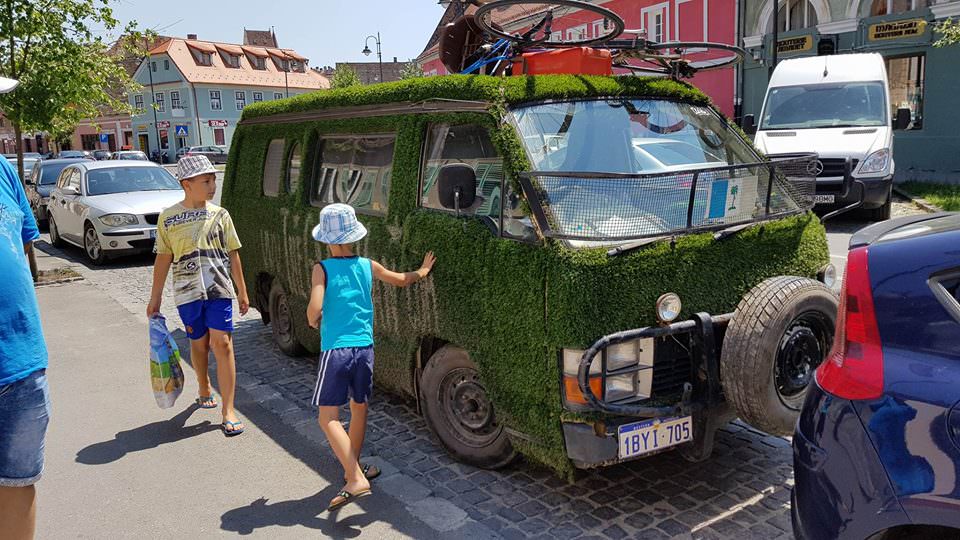 VIDEO FOTO - Fac înconjurul lumii într-o mașină acoperită cu iarbă. Acum au ajuns și la Sibiu