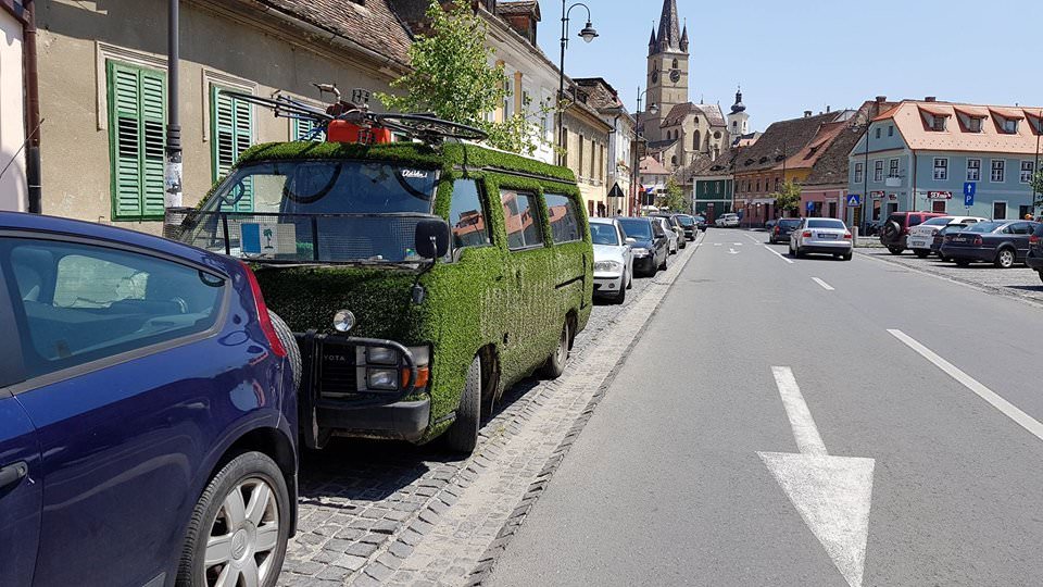 VIDEO FOTO - Fac înconjurul lumii într-o mașină acoperită cu iarbă. Acum au ajuns și la Sibiu