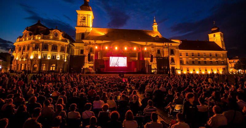 teatrul de balet sibiu încheie stagiunea în piața mare cu trei premiere. intrarea e liberă