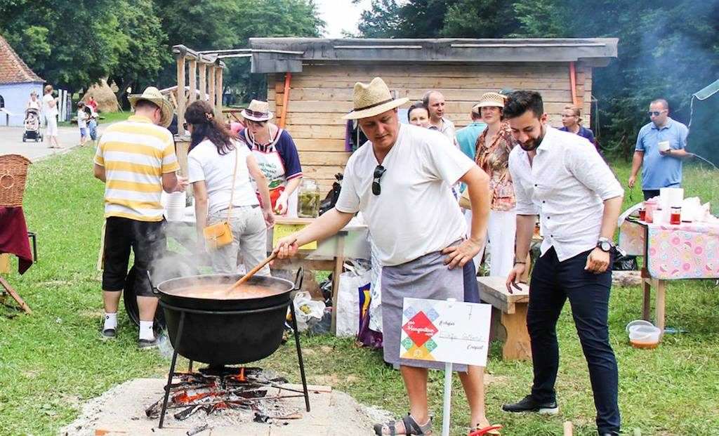 foto – câștigători în premieră la concursul de gulyás din muzeul în aer liber de la sibiu. cinsprezece echipe au participat