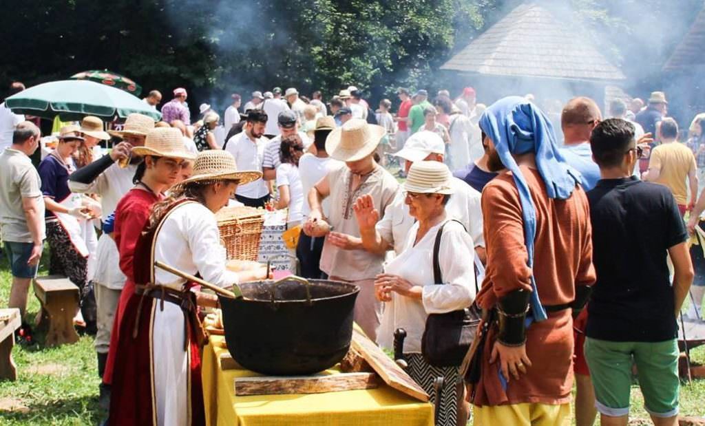 foto – câștigători în premieră la concursul de gulyás din muzeul în aer liber de la sibiu. cinsprezece echipe au participat