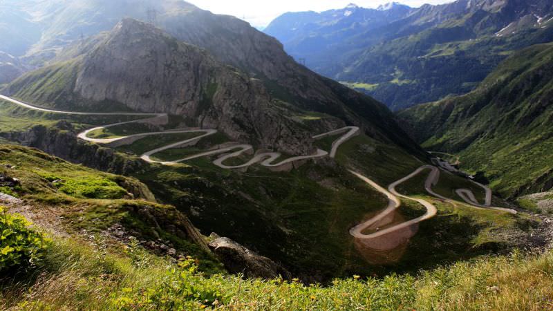 se filmează o reclamă pe transfăgărășan. o parte din drum închisă