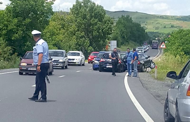 UPDATE FOTO Accident pe DN14 - Patru mașini avariate după ce o capotă s-a deschis în mers