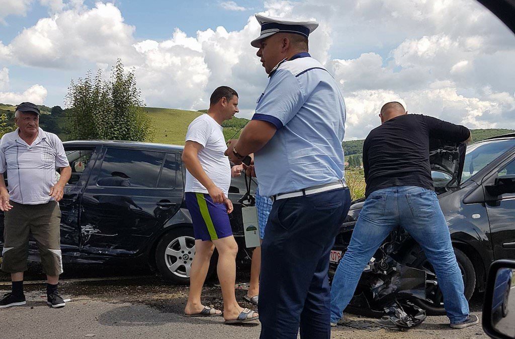 update foto accident pe dn14 - patru mașini avariate după ce o capotă s-a deschis în mers