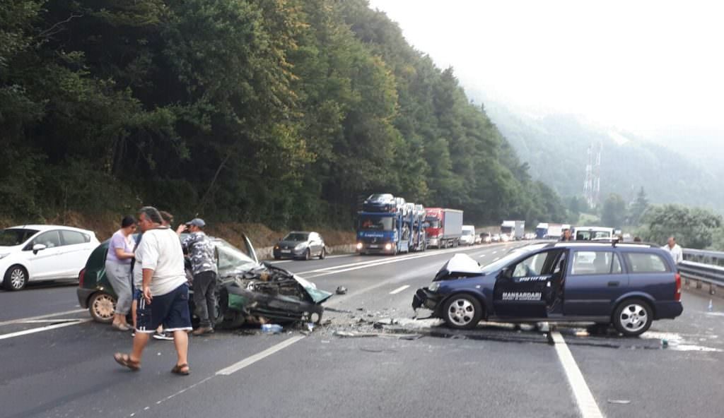 UPDATE FOTO - Accident cu șase răniți pe Valea Oltului, în Lazaret. Unul a rămas încarcerat