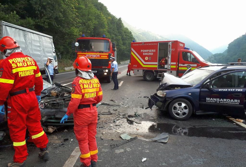 update foto - accident cu șase răniți pe valea oltului, în lazaret. unul a rămas încarcerat