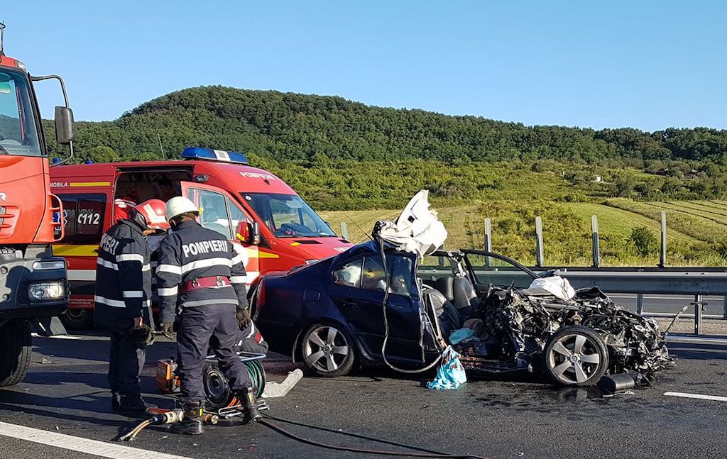 foto - accident grav pe a1, sibiu – sebeș. trei persoane sunt rănite, din care una încarcerată