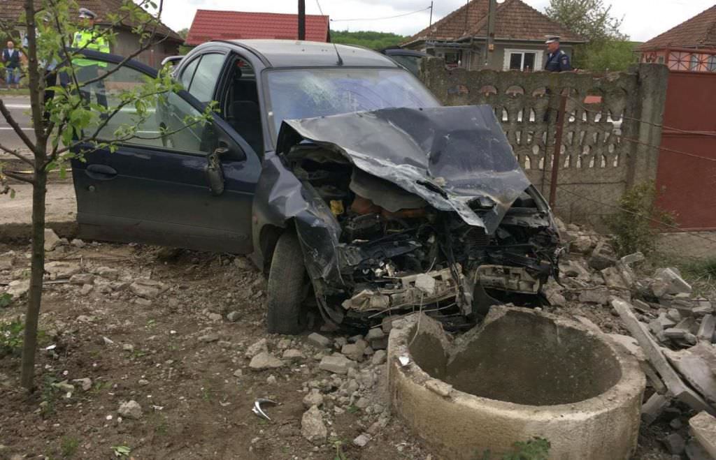 doi sibieni au furat o mașină și au distrus două gospodării și o fântână. nu aveau nici permis de conducere