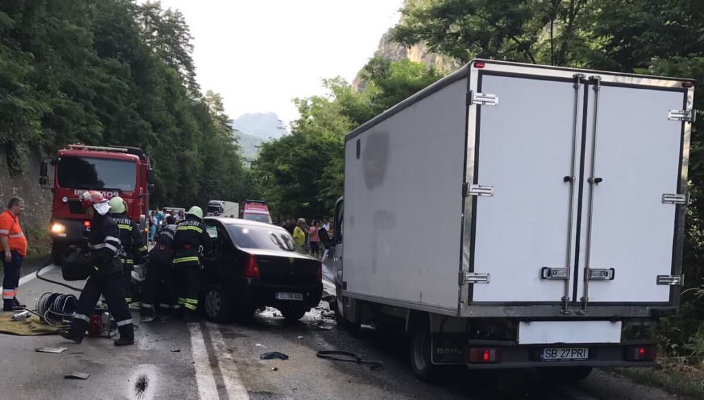 UPDATE VIDEO FOTO Accident mortal pe Valea Oltului. Un șofer mort și alte trei persoane rănite