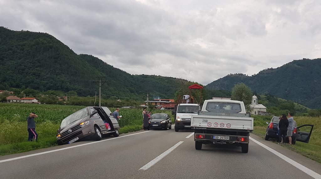 video foto – trafic de coșmar duminică seară pe valea oltului. convoaie militare și accidente