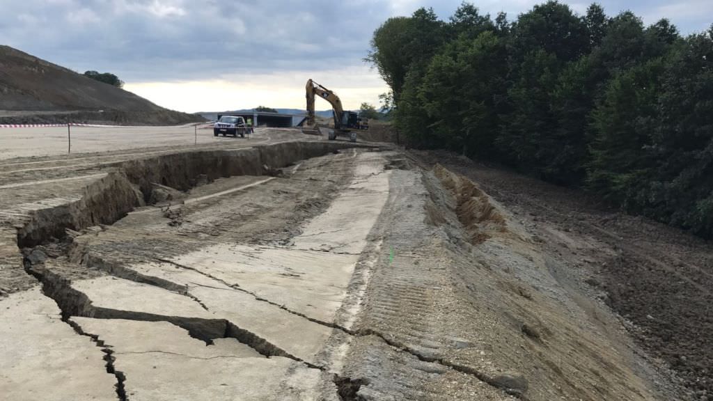 foto – autostrada lugoj – deva a luat-o la vale. s-a prăbușit un rambleu