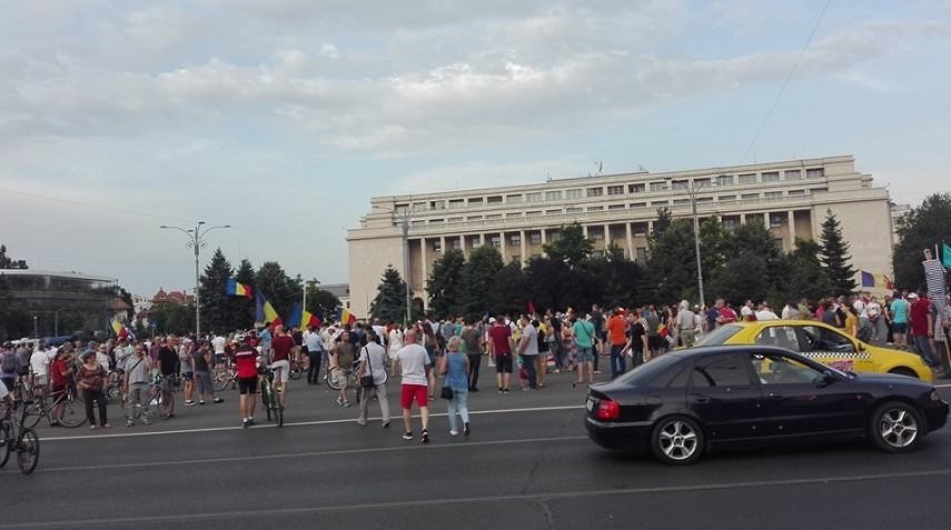 video – foto marș de protest în capitală. s-au strâns aproape 50 oameni și în piața mare din sibiu