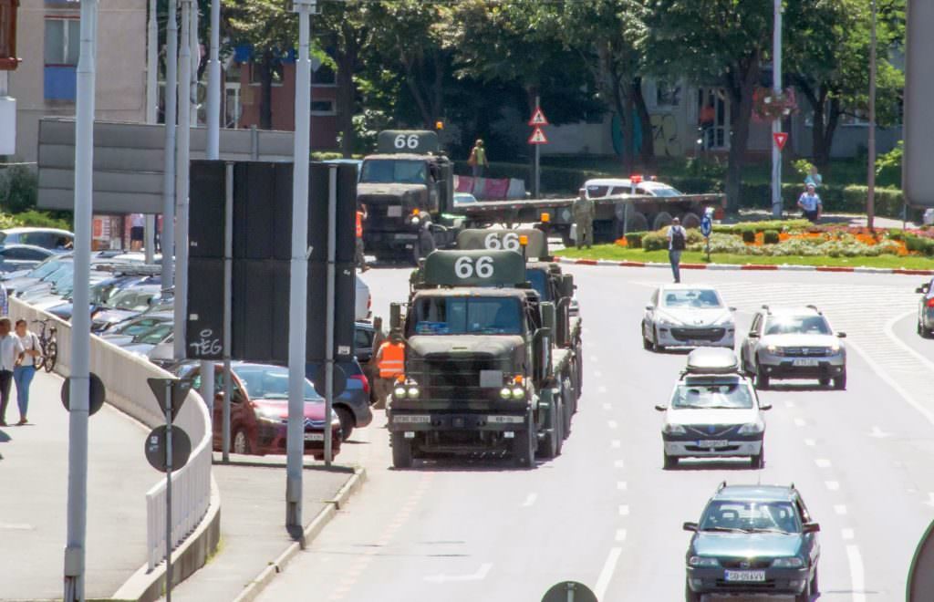 foto – accident cu un camion militar american. a lovit o mașină în giratoriu în sibiu