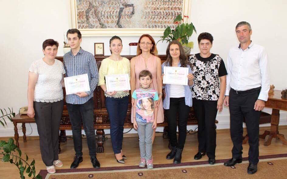 FOTO – Elevii de nota zece ai Sibiului premiați și felicitați la Consiliul Județean Sibiu