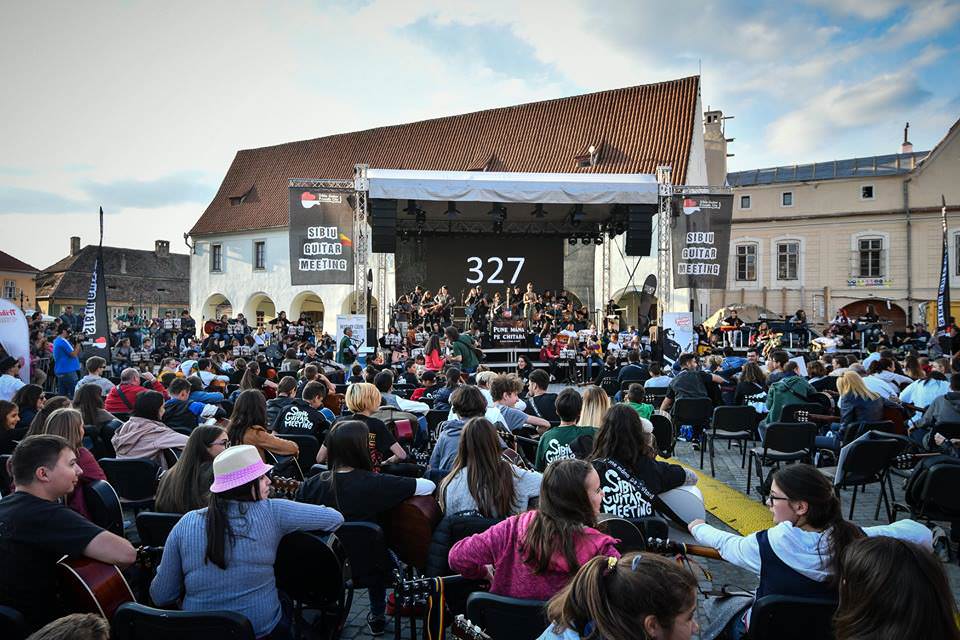 Vineri începe Sibiu Guitar Meeting. Sute de chitariști cântă în centrul Sibiului