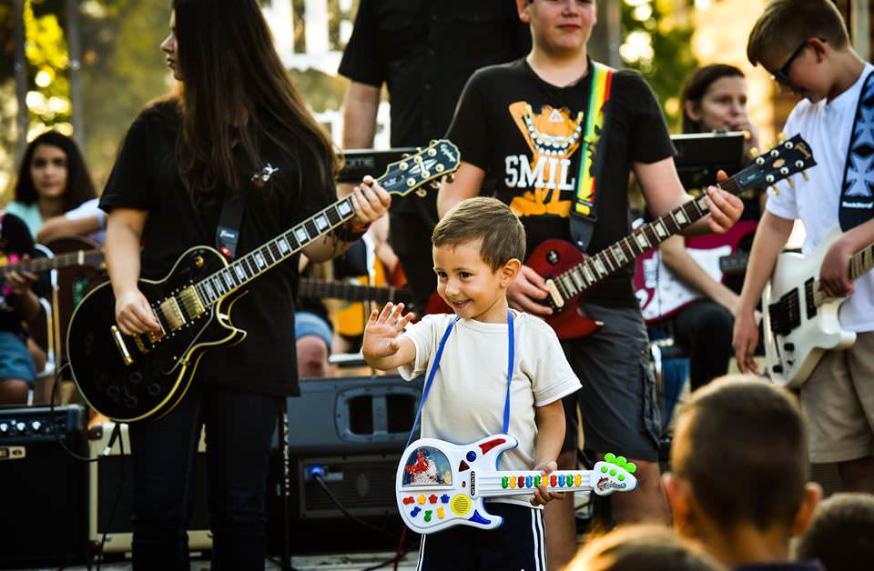 Vineri începe Sibiu Guitar Meeting. Sute de chitariști cântă în centrul Sibiului