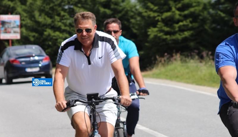 de la buckingham la poplaca. iohannis pe bicicletă