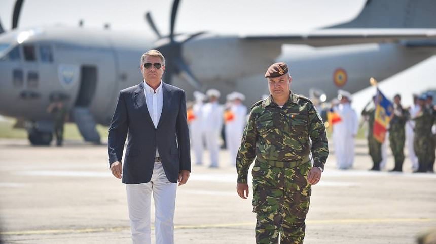 FOTO – Iohannis ținta glumelor pe seama ținutei sale. Cele mai bune meme-uri pe seama președintelui