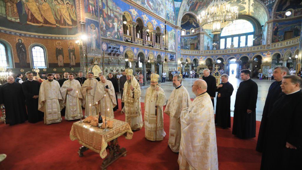 FOTO - Emoții la Catedrala din Sibiu. S-au revăzut după 25 de ani