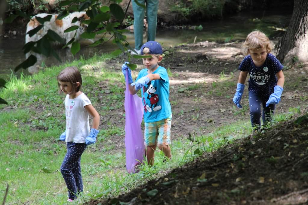 foto - parcul sub arini, curățat de peste 60 de copii și adulți