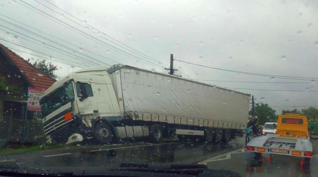 foto – tamponare între două tir-uri din ungaria și polonia la tălmaciu. trafic îngreunat