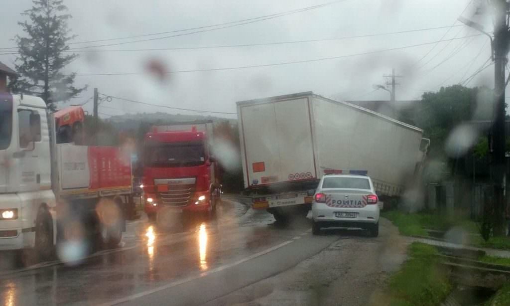 foto – tamponare între două tir-uri din ungaria și polonia la tălmaciu. trafic îngreunat