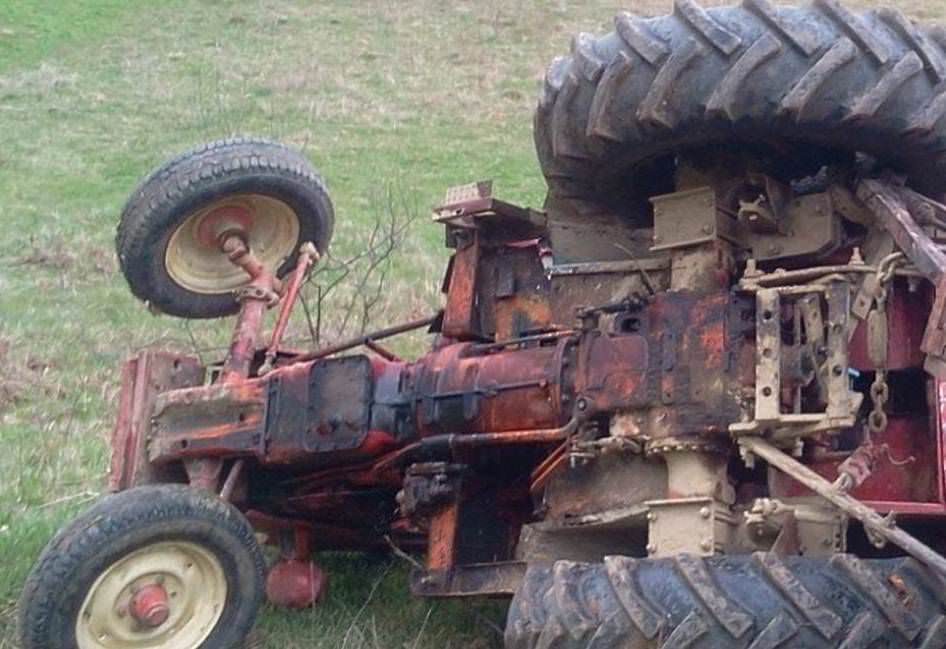 update - accident pe drumul spre crinț. șofer decedat după ce un tractor s-a răsturnat