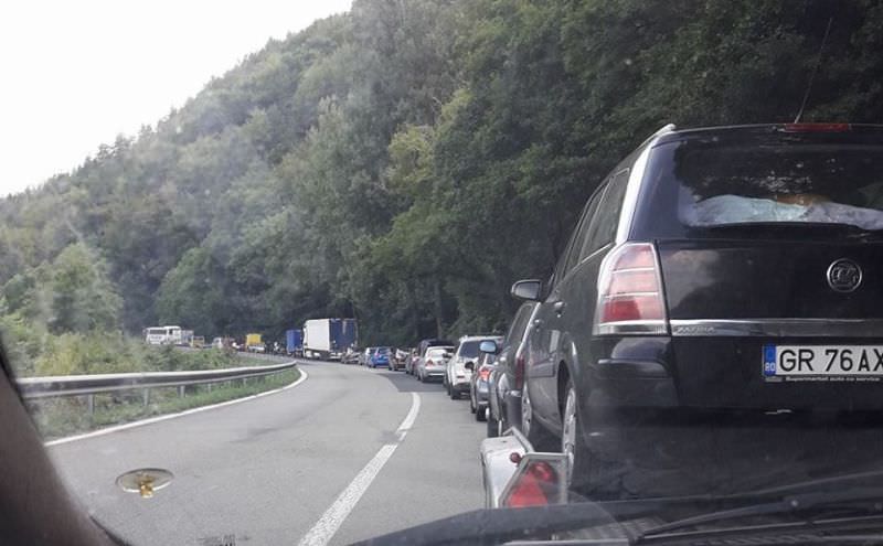 trafic îngreunat pe valea oltului. accident între brezoi și căciulata