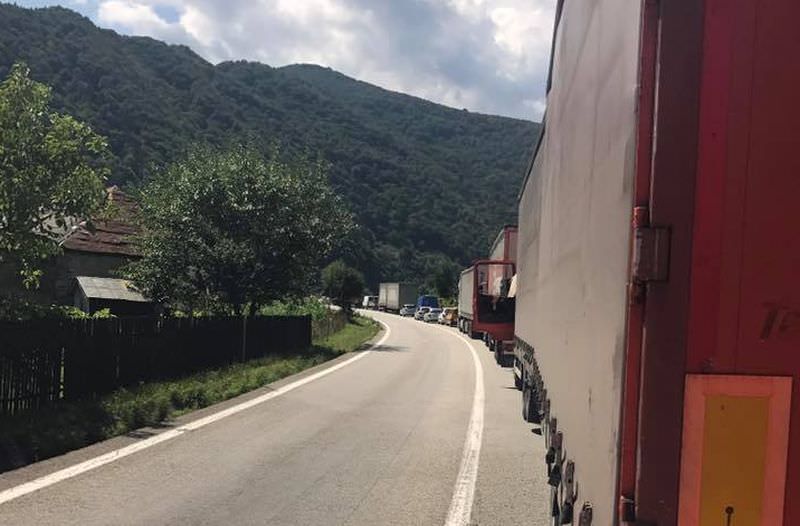 foto - trafic bară la bară pe valea oltului. nervi întinși la maxim