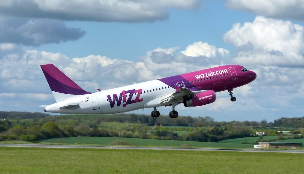 wizz air elimina taxa pentru bagajele mari la bordul avioanelor. când intră în vigoare