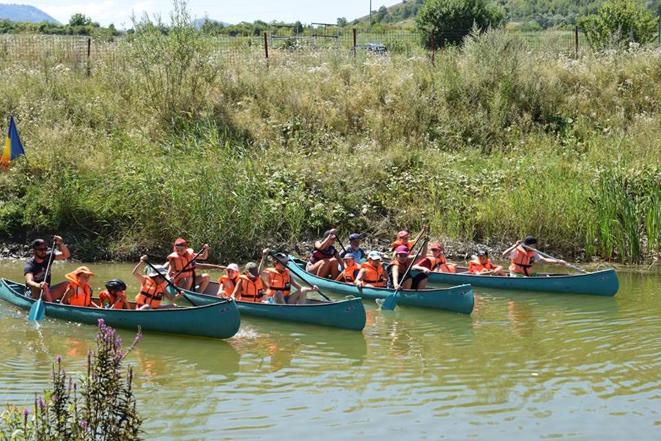 foto sibianul care îi învață pe copii cum să trăiască în mijlocul naturii. tabăra lui olimpiu savu are un succes nebun