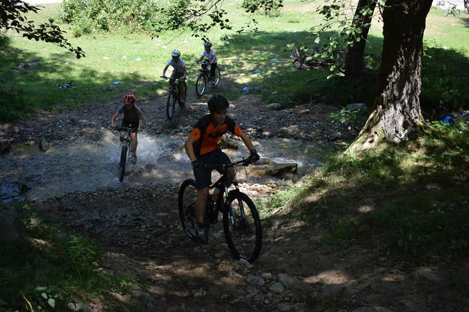 foto sibianul care îi învață pe copii cum să trăiască în mijlocul naturii. tabăra lui olimpiu savu are un succes nebun