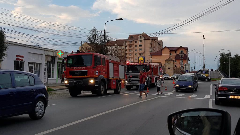 video foto - incendiu la magazinul profi pe strada lunga. intervin pompierii