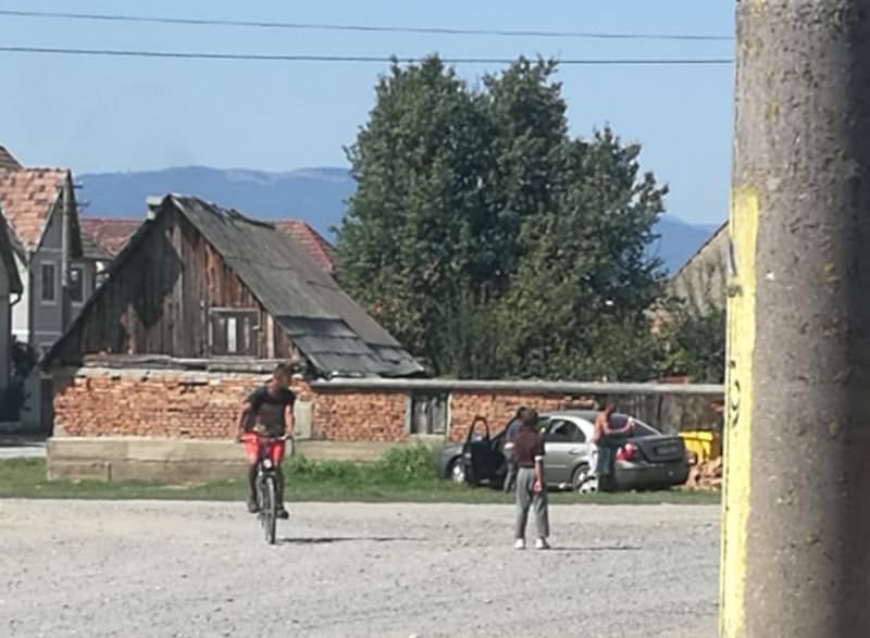 foto - șofer beat a intrat cu mașina într-un gard la avrig. nu avea nici permis