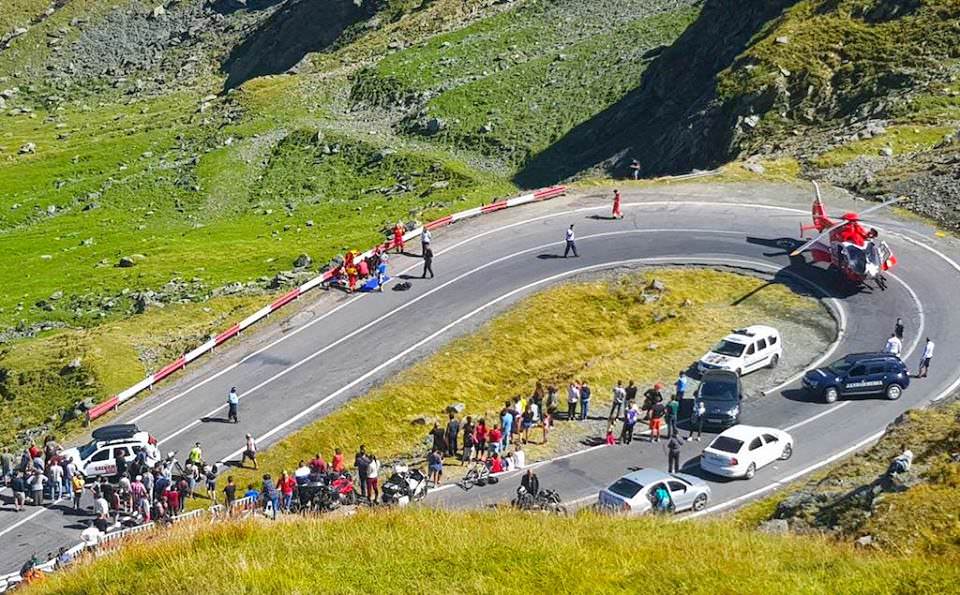 update video foto - accident pe transfăgărășan. motociclist străin luat cu elicopterul smurd