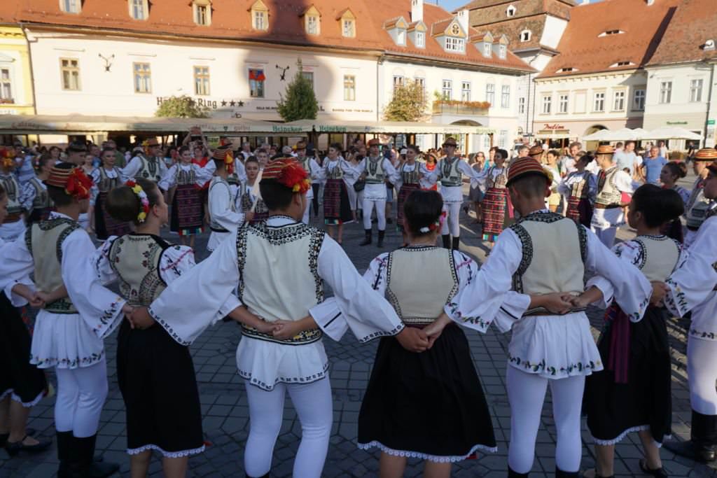 foto - super spectacol la cantecele munților. festivalul continuă în piața mare