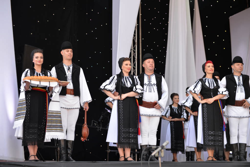 FOTO - Super spectacol la Cantecele Munților. Festivalul continuă în Piața Mare