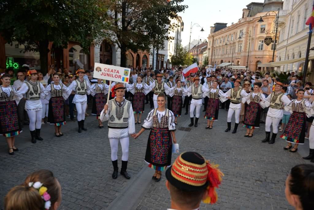 FOTO - Super spectacol la Cantecele Munților. Festivalul continuă în Piața Mare