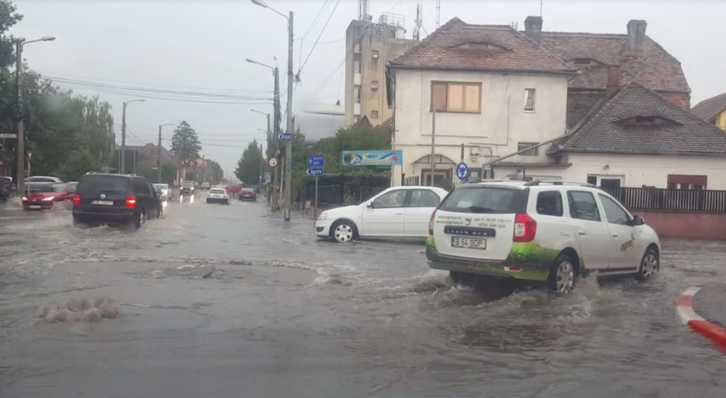 video – cod portocaliu la sibiu. străzi inundate în oraș după o furtună scurtă