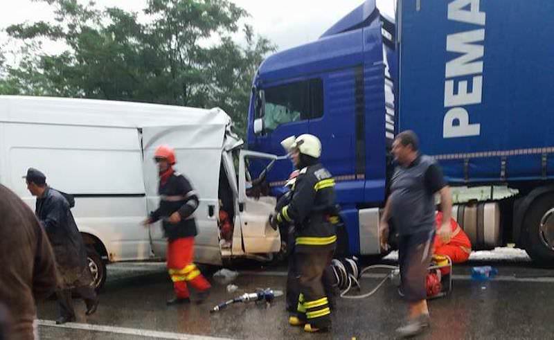 update foto accident mortal pe valea oltului - trei persoane au murit la câineni