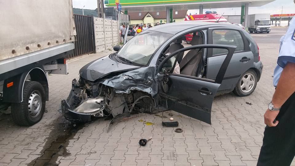 foto - accident la ieșirea de pe autostrada a1 la săliște. doi copii sunt răniți