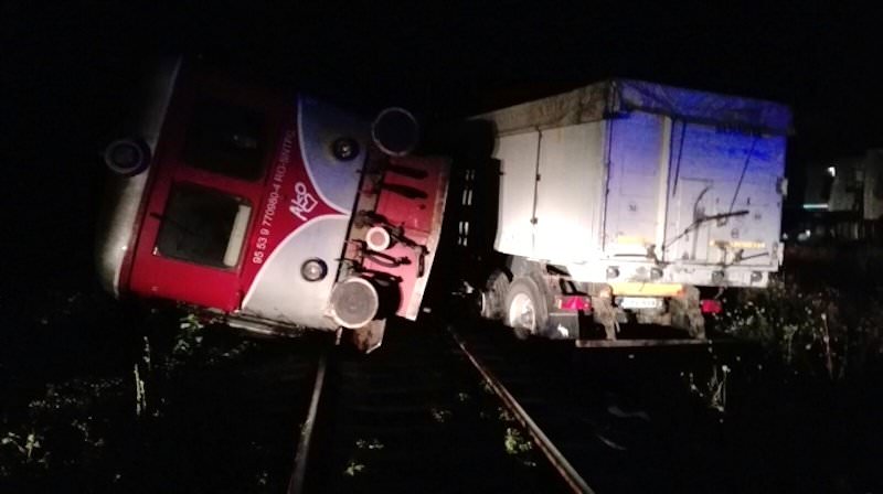 update foto - accident pe valea oltului. un tir a intrat într-un tren la robești, iar patru oameni sunt răniți