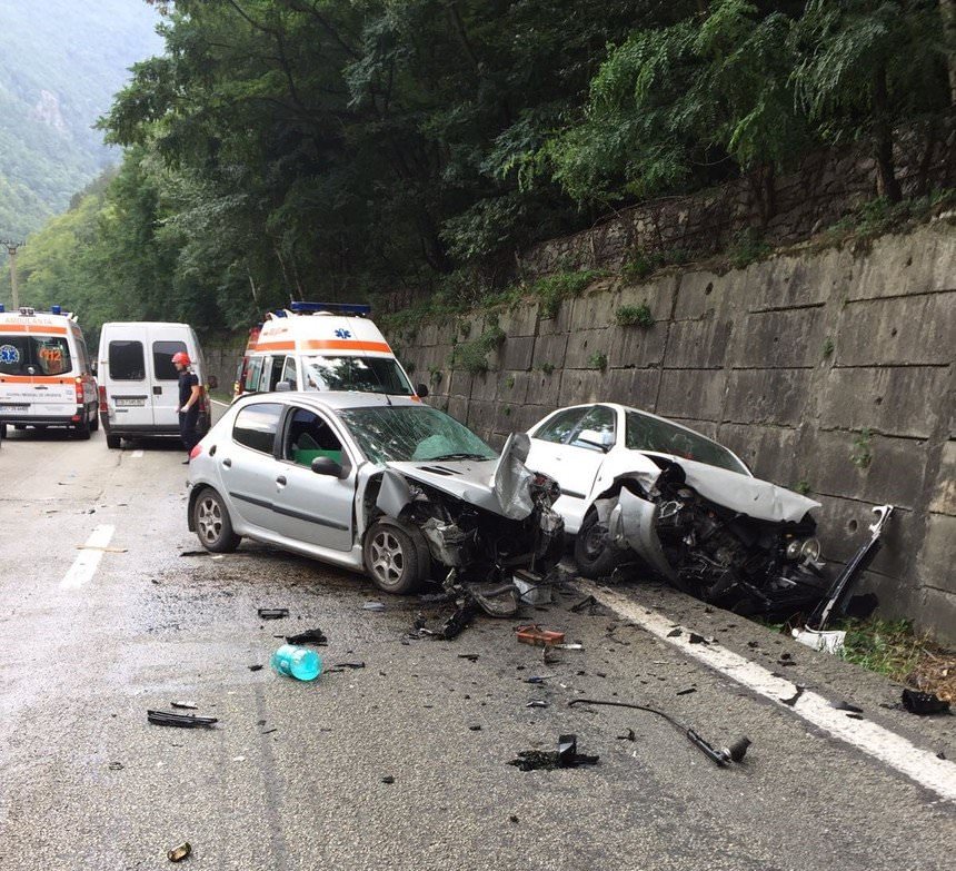 foto – accident pe valea oltului. trei persoane rănite în apropiere de brezoi