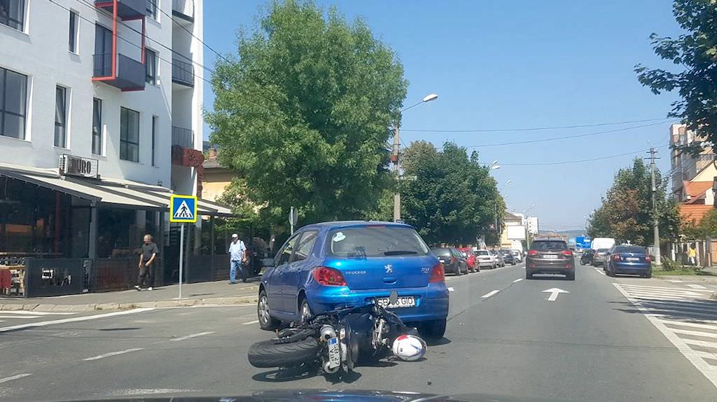 foto – motociclist lovit de un șofer neatent pe calea dumbrăvii