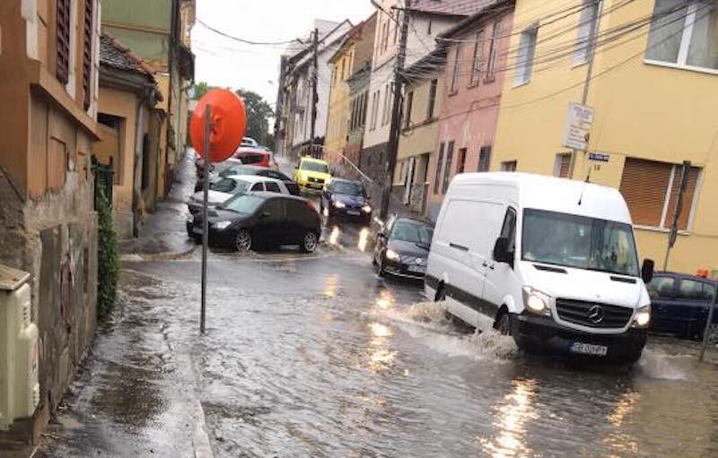 VIDEO – Cod portocaliu la Sibiu. Străzi inundate în oraș după o furtună scurtă